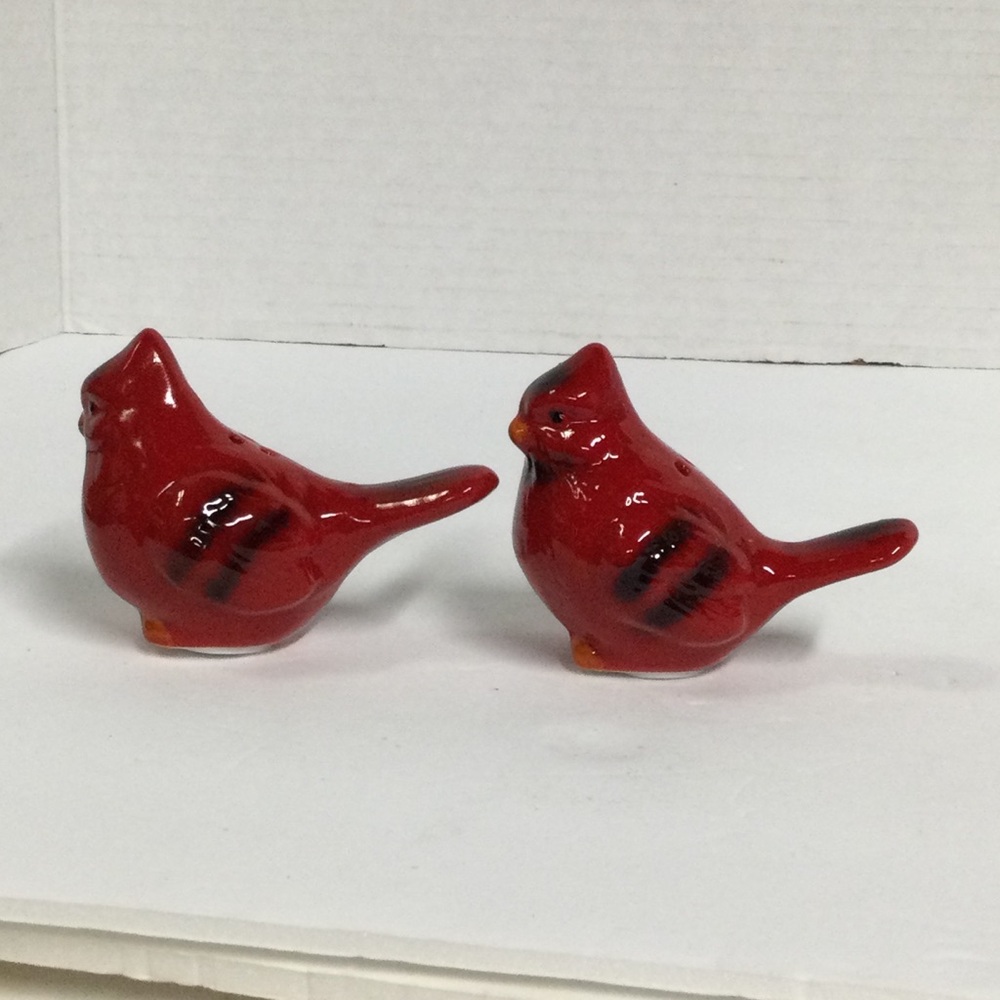 Robert Stanley 2pc Red Cardinal Ceramic Salt/Pepper Shakers. New